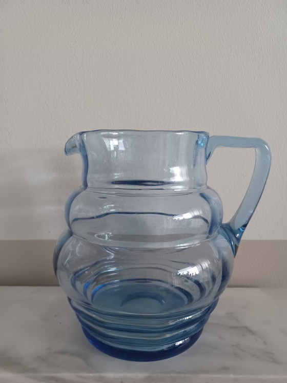 Image 1 of Vintage Art Deco stijl geribbelde blauwe glazen kan.