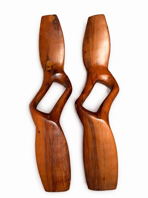 Excepcional par de esculturas biomórficas de madera maciza de mediados de siglo, firmadas y numeradas.