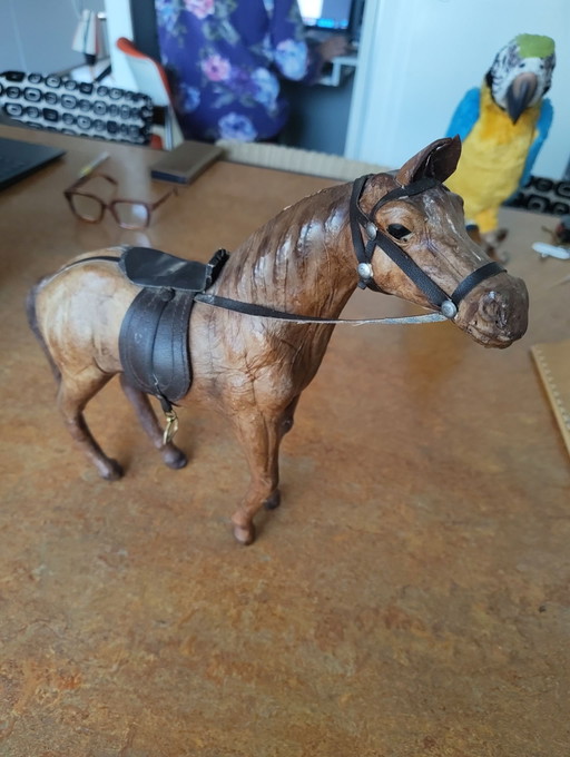 Cavallo in pelle con sella, alto 35cm.
