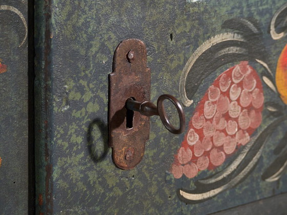 Antiker bemalter Kleiderschrank aus Kiefernholz – Österreichisch-Ungarische Monarchie, Jahr 1835 (photo 11 of 40)