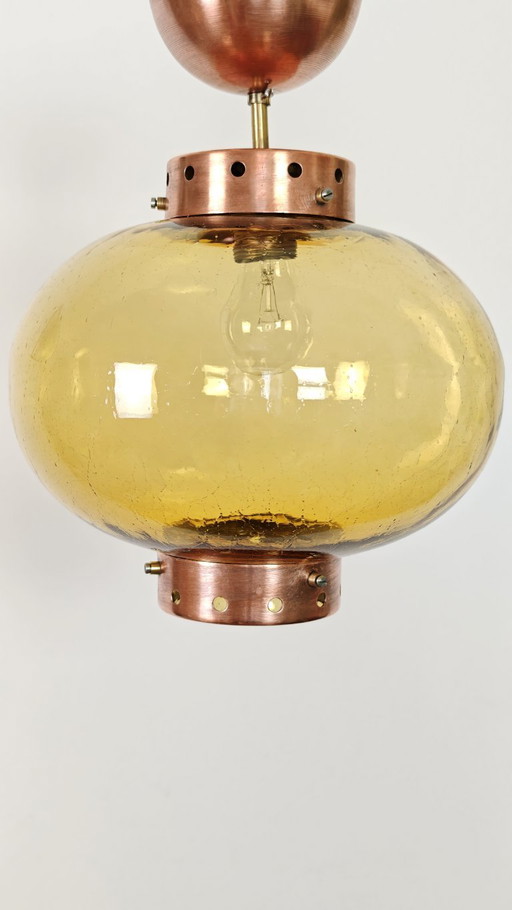 Suspension moderne du milieu du siècle en verre ambré et cuivre / Plafonnier globe de style scandinave des (photo 2 of 10)