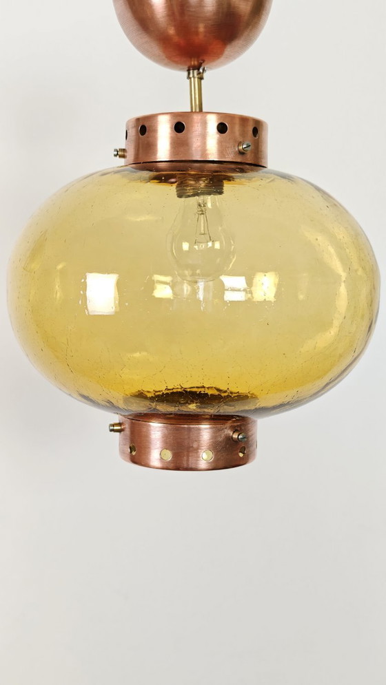 Suspension moderne du milieu du siècle en verre ambré et cuivre / Plafonnier globe de style scandinave des (photo 2 of 10)