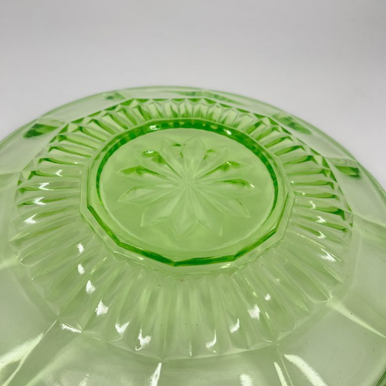 Piatto da portata vintage in vetro uranio, vetro pressato verde, Ø 26 cm – Ciotole (photo 5 of 12)