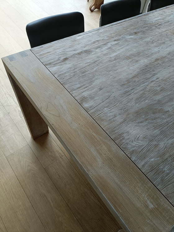 Image 1 of Eettafel van massief hout.