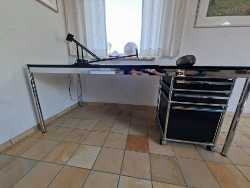 Scrivania USM Haller con cassettiera su ruote – Rovere nero