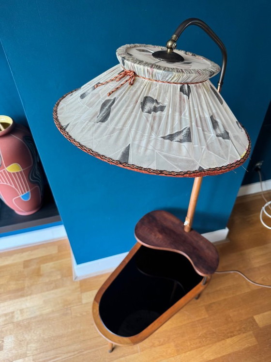 Image 1 of Lampada da terra vintage con tavolino in stile Halabala, anni '50.