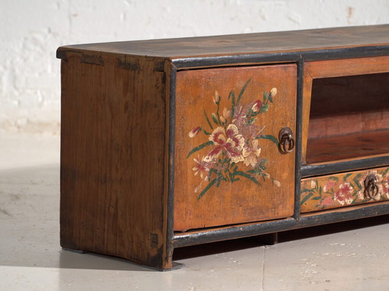 Antiker niedriger Schrank mit bemalten Blumen aus Kiefernholz – China, ca. 1900 – Buffetschränke, Iron (photo 15 of 40)