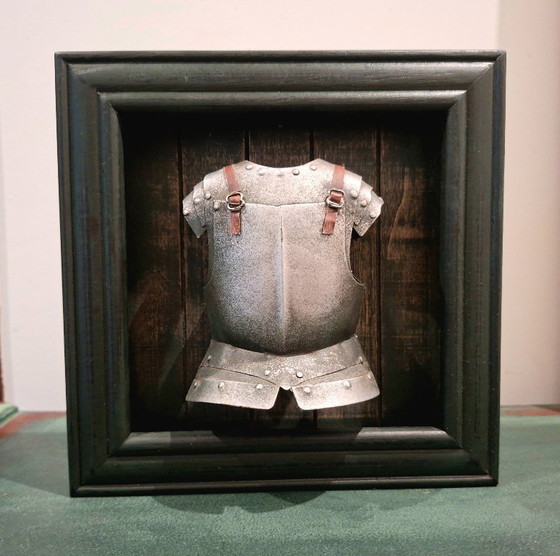 Image 1 of Oggetti da collezione: replica 3D di un'armatura medievale e 3 elmi storici in metallo in miniatura - decorazione da collezione.