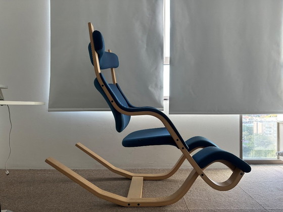 Varier Gravity Balance 2021 – Peter Opsvik - Designklassiker – Verstellbarer relaxsessel, Stoff, Holz (photo 3 of 5)
