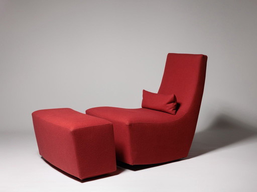 Schommelstoel en voetenbankje van rode wol van Ligne Roset, Frankrijk