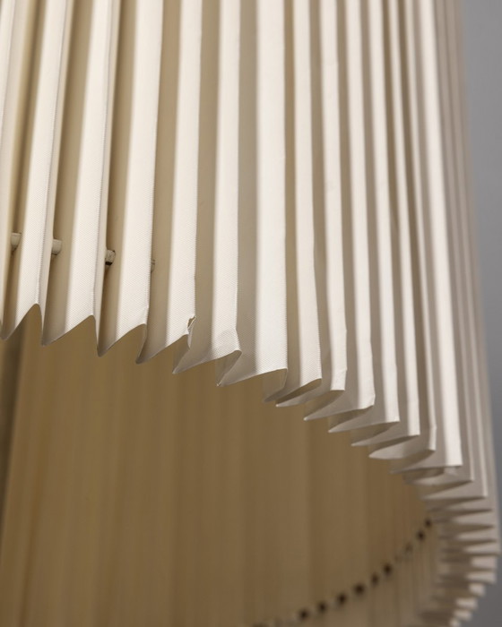 Image 1 of  Pagina 1 van 9 Vintage vloerlamp uit 1960 in metaal en geplooide kap Italiaans ontwerp