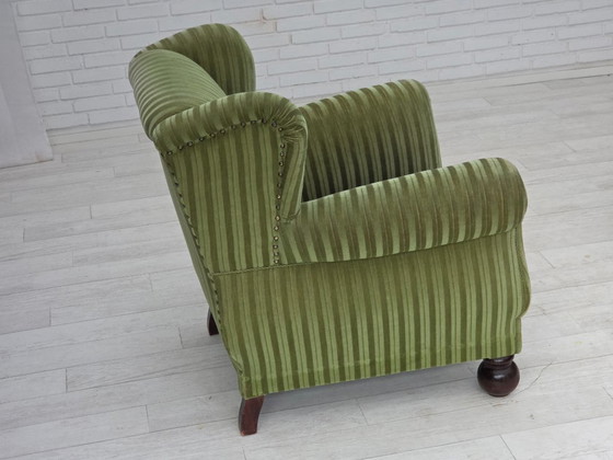 Image 1 of 1950er Jahre, dänischer Relaxsessel, grüner Möbelveloursstoff, Beine aus Eschenholz.