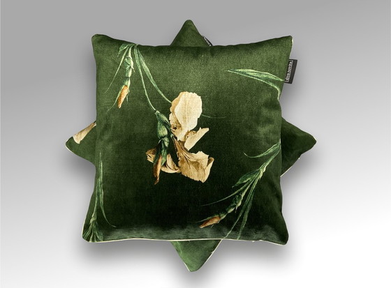 Image 1 of GP & J Baker – Set mit 2 neuen Kissen aus dem Stoff „Baker Iris“ von GP & J Baker.