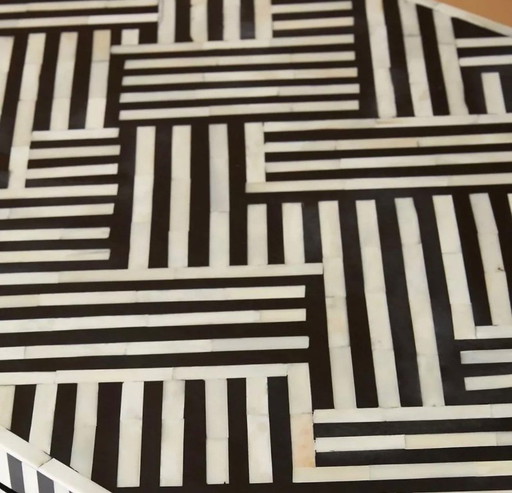 Schreibtisch mit Knocheneinlagen