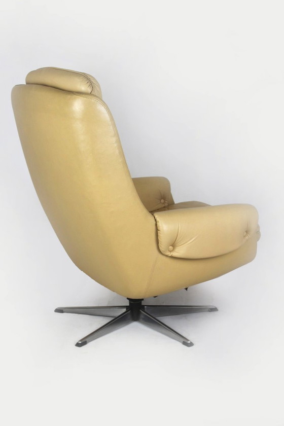 Vintage Finse leren draaibare loungestoel met verstelbare rugleuning van Peem, jaren 70. (photo 12 of 12)