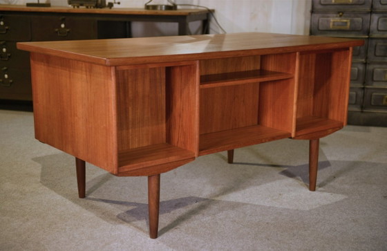 Image 1 of Skandinavischer Teak-Schreibtisch, hergestellt von Samcom Dänemark in den 1960er Jahren