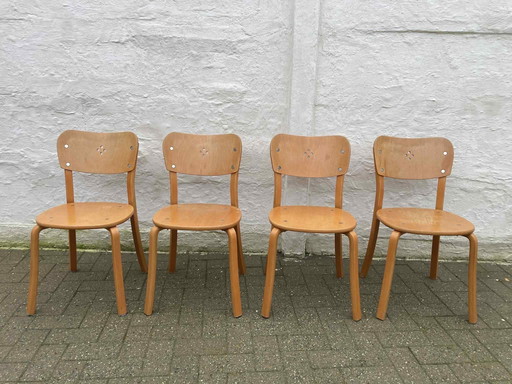 Silla de diseño vintage sueco al estilo de Alvar Aalto.