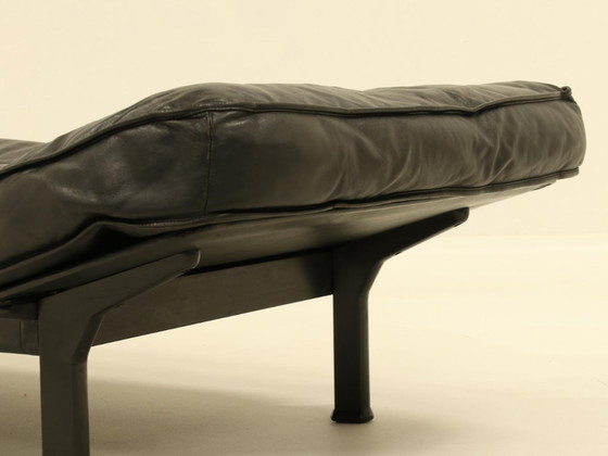 Image 1 of Ligbed van Zanotta in zwart leer