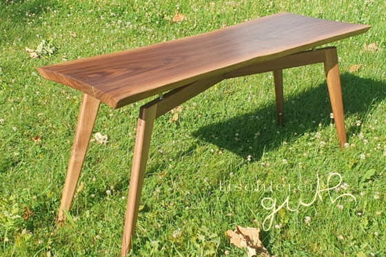 Image 1 of Table basse en noyer avec incrustations de laiton, plateau flottant, bord naturel, veinage exclusif