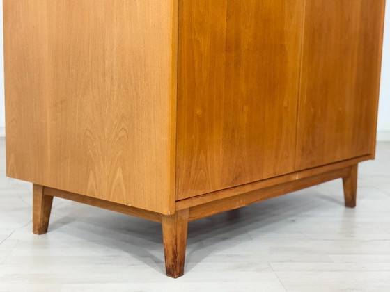 Image 1 of Magnifique armoire vintage / meuble en bois / armoire à linge / meuble de style années 50