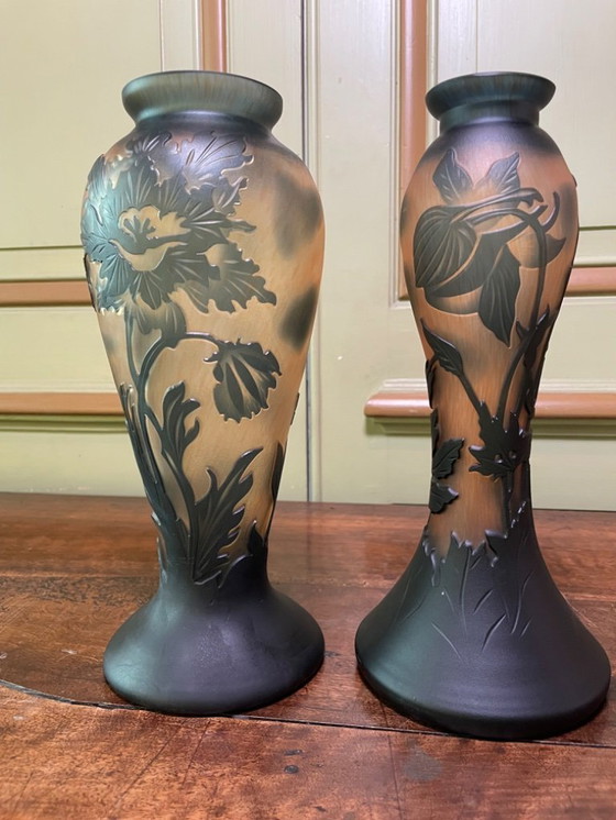 Image 1 of Vasen signiert DE VANNES – mehrschichtiges Glas – florales Dekor – 31 und 32 cm