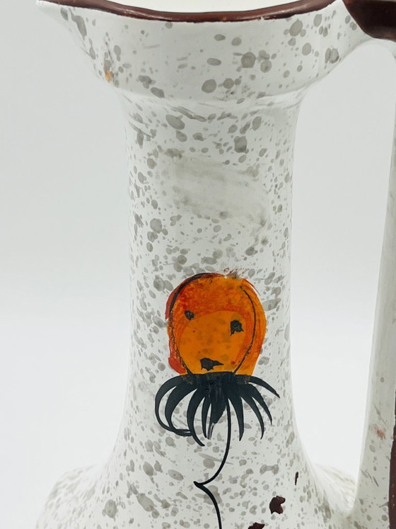 Image 1 of Vintage Italiaanse vaas in de vorm van een karaf met bloemversiering, jaren 70.