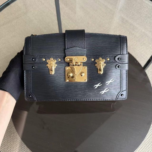LOUIS VUITTON TRUNK CLUTCH - EPI LEER ZWART MET GOUDEN BESLAG
