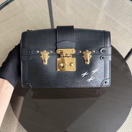 Image 1 of LOUIS VUITTON TRUNK CLUTCH - EPI LEER ZWART MET GOUDEN BESLAG