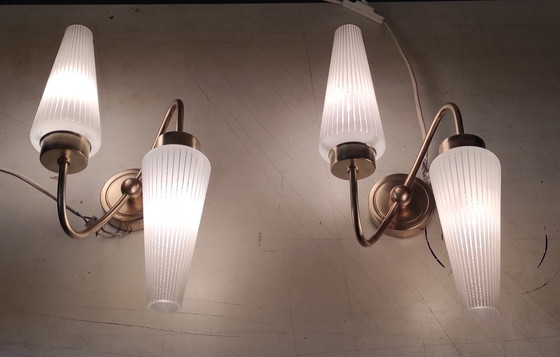 Image 1 of Applique asimmetriche in ottone con paralumi a tulipano opalini - anni '50/'60