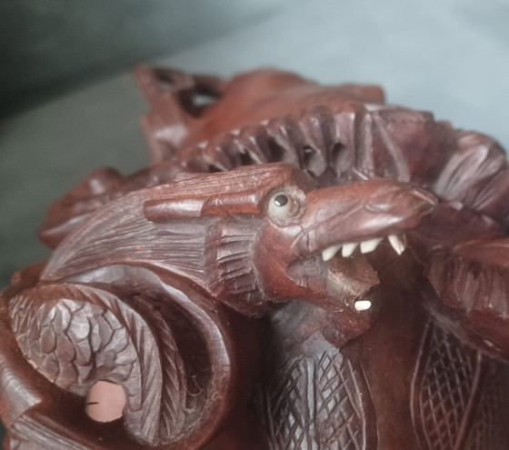 Image 1 of Decorazione murale antica in legno di radice raffigurante un drago cinese.