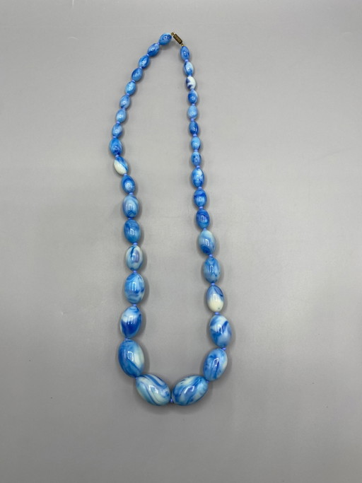 Vintage long necklace with large blue marbled beads – decoratieve objecten