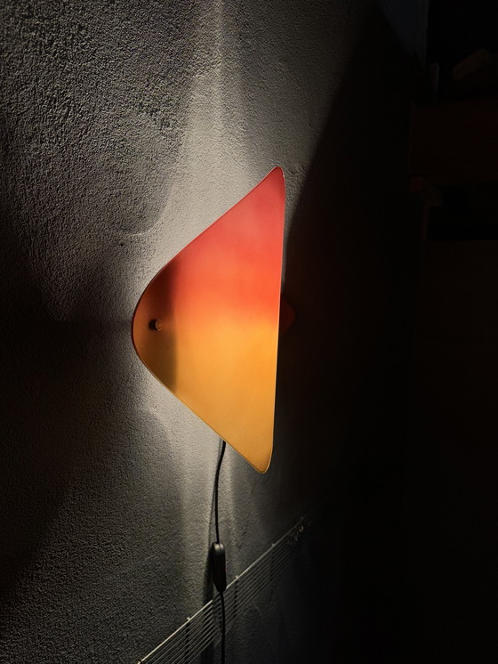 Image 1 of Wandlamp met warm kleurverloop