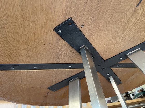 Vendo bellissimo tavolo da pranzo in rovere, diametro 125 cm. – de Tafelfabriek, Tavoli da pranzo, Metal (photo 10 of 12)