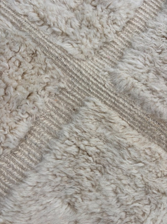 Image 1 of Extra groot Marokkaans Mrirt wollen tapijt 240x350 cm – Wit minimalistisch geometrisch ontwerp