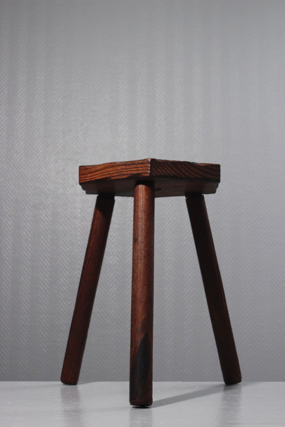 Image 1 of Tabouret tripode bois teint vintage design brutaliste populaire France 1950s