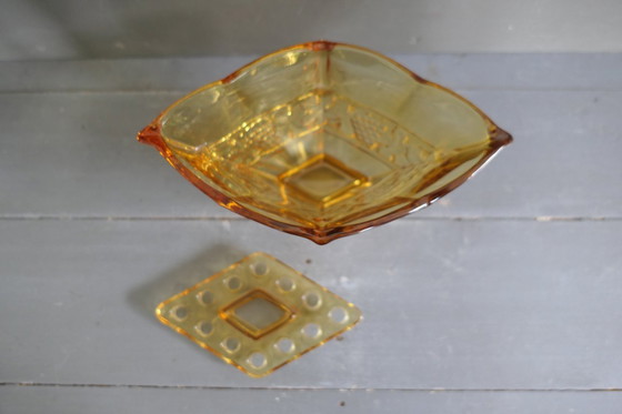 Image 1 of Vaso Art Déco in vetro pressato ambrato pique fleur