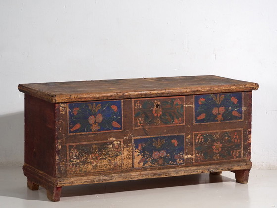 Coffre en bois ancien avec panneaux floraux bleus (Année 1905) #99 – Armoires de rangement (photo 2 of 40)