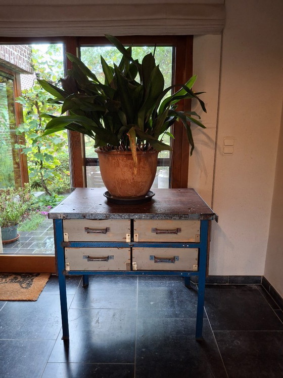 Image 1 of Industrieel vintage werktafeltje / ladekast