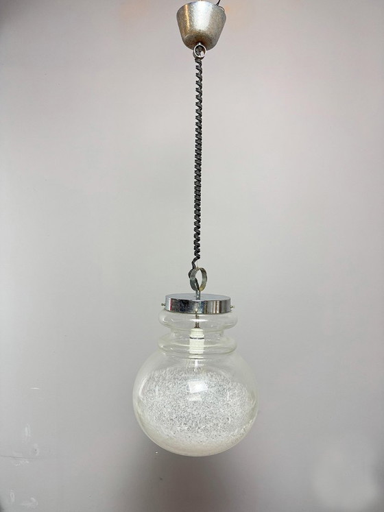 Grande suspension design, verre blanc à motif moucheté et structure chromée, années 1960 – Lampes, Glass (photo 2 of 9)