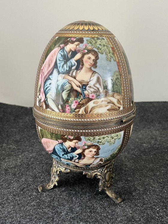 Image 1 of Großes Limoges-Ei mit Fuß und Messingbeschlägen