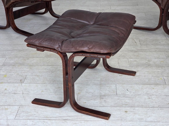 Image 1 of Design norvégien des années 1970 par Ingmar Relling, modèle « Siesta », ensemble de 2 chaises avec repose-pieds
