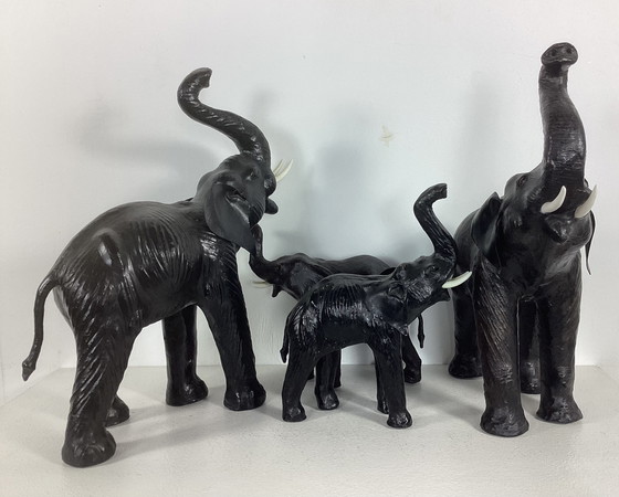 Image 1 of Ensemble de 4 éléphants vintage en cuir des années soixante