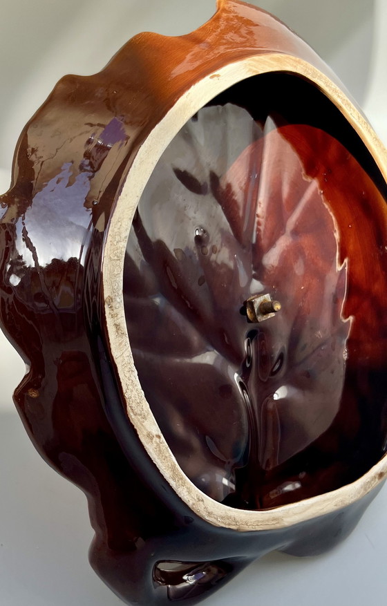 Image 1 of Plat mural ou de service vintage en forme de feuille avec poignée en métal – années 1960