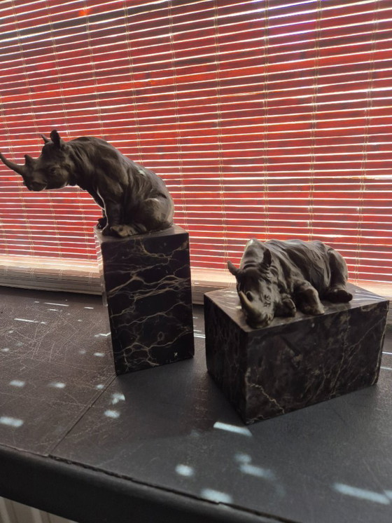 Image 1 of Twee bronzen neushoorn beelden
