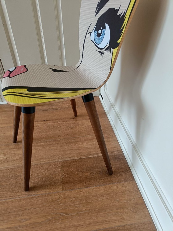 Image 1 of Chaise vintage des années 1960 recyclée, impression de bande dessinée rétro