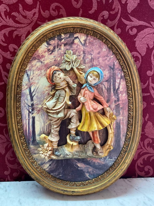 Vintage Italiaanse wanddecoratie in reliëf, romantische scène, polychroom gips, gesigneerd E. Monti – decoratieve objecten
