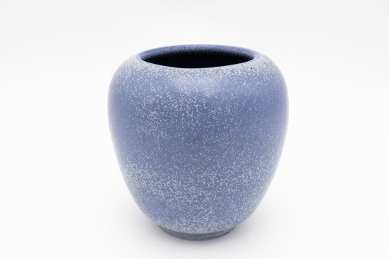 Image 1 of Gunnar Nylund, juego de dos jarrones y un cake stand, diseño escandinavo, mediados del siglo XX.