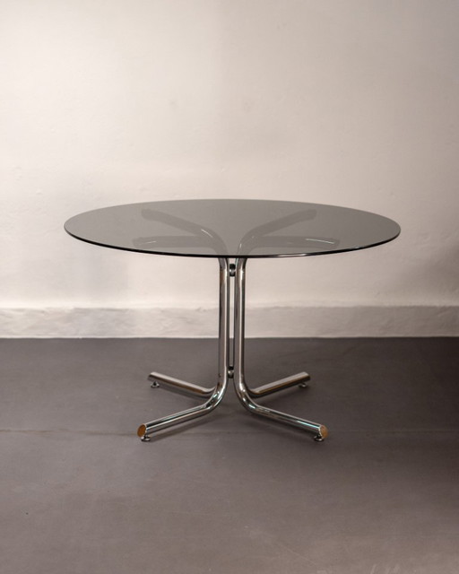 Mesa de comedor redonda italiana de acero cromado tubular y cristal ahumado, 1960