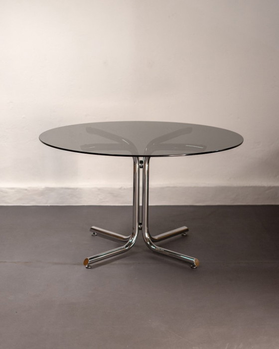 Image 1 of Mesa de comedor redonda italiana de acero cromado tubular y cristal ahumado, 1960