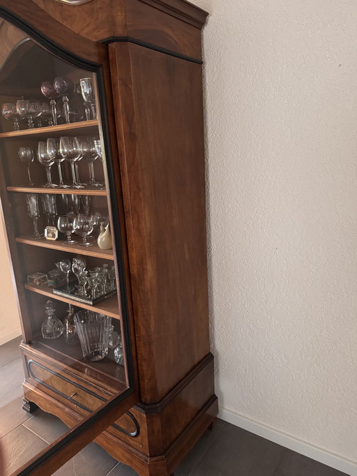 Elegant display cabinet in classic style - a real gem